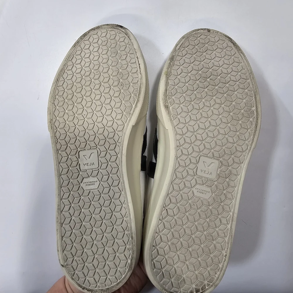 Veja Recife Sneaker in Extra White & Black - Picture 7 of 10